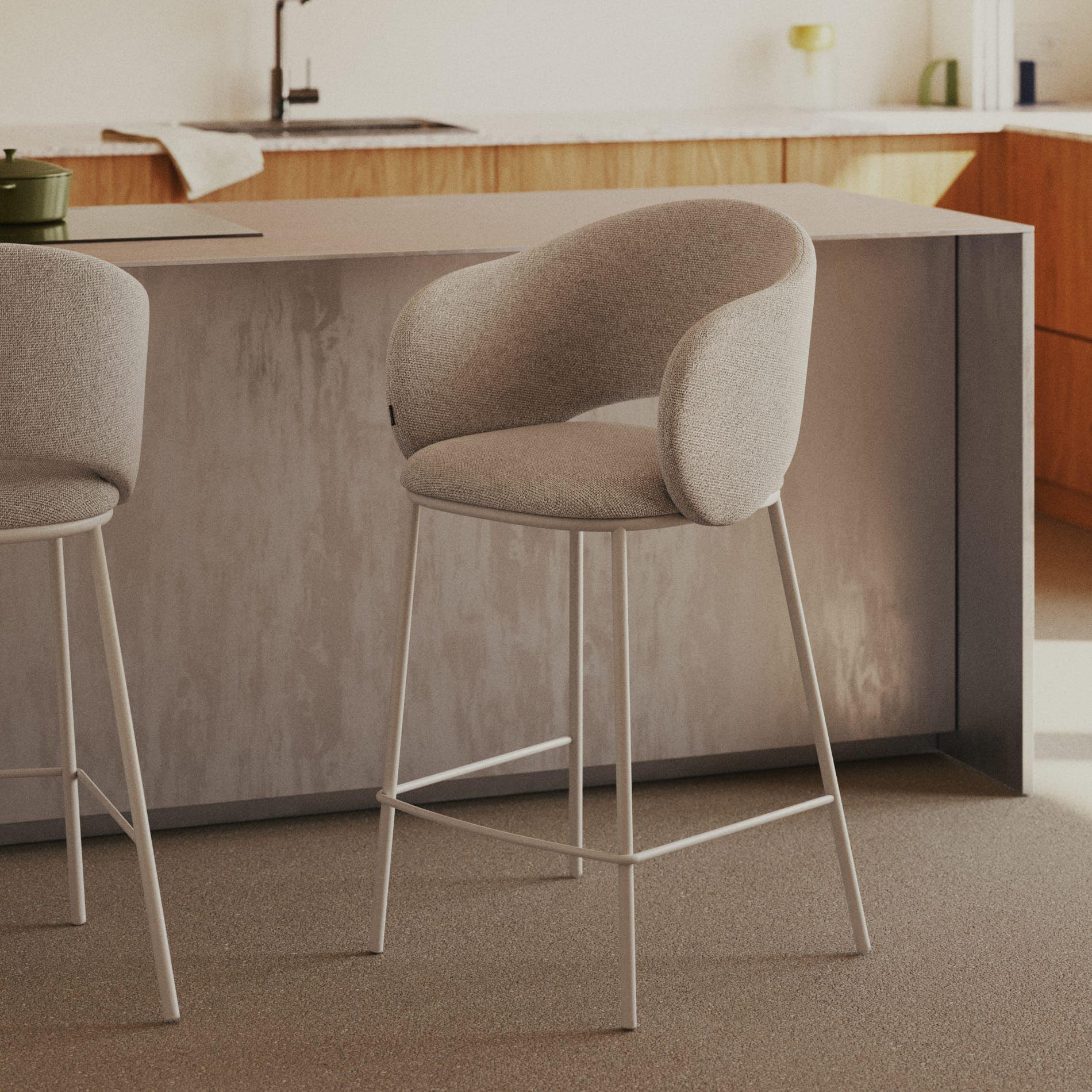 Cadeira alta Mina, estofada, chenille, bege, 65cm Banco alto estofado cinzento com estrutura branca numa cozinha moderna