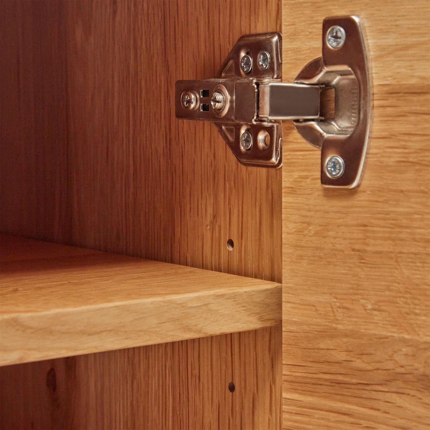 Aparador Alguam, madeira carvalho, 200x73 Fecho metálico num móvel de madeira clara