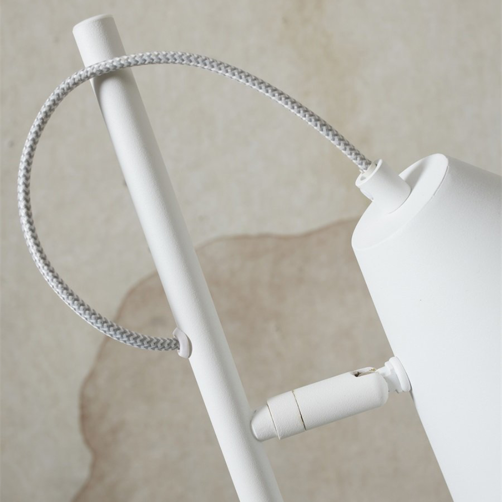 Candeeiro de Pé Articulado em Metal Lisbon Luminária branca com cabo trançado e suporte em fundo branco e bege