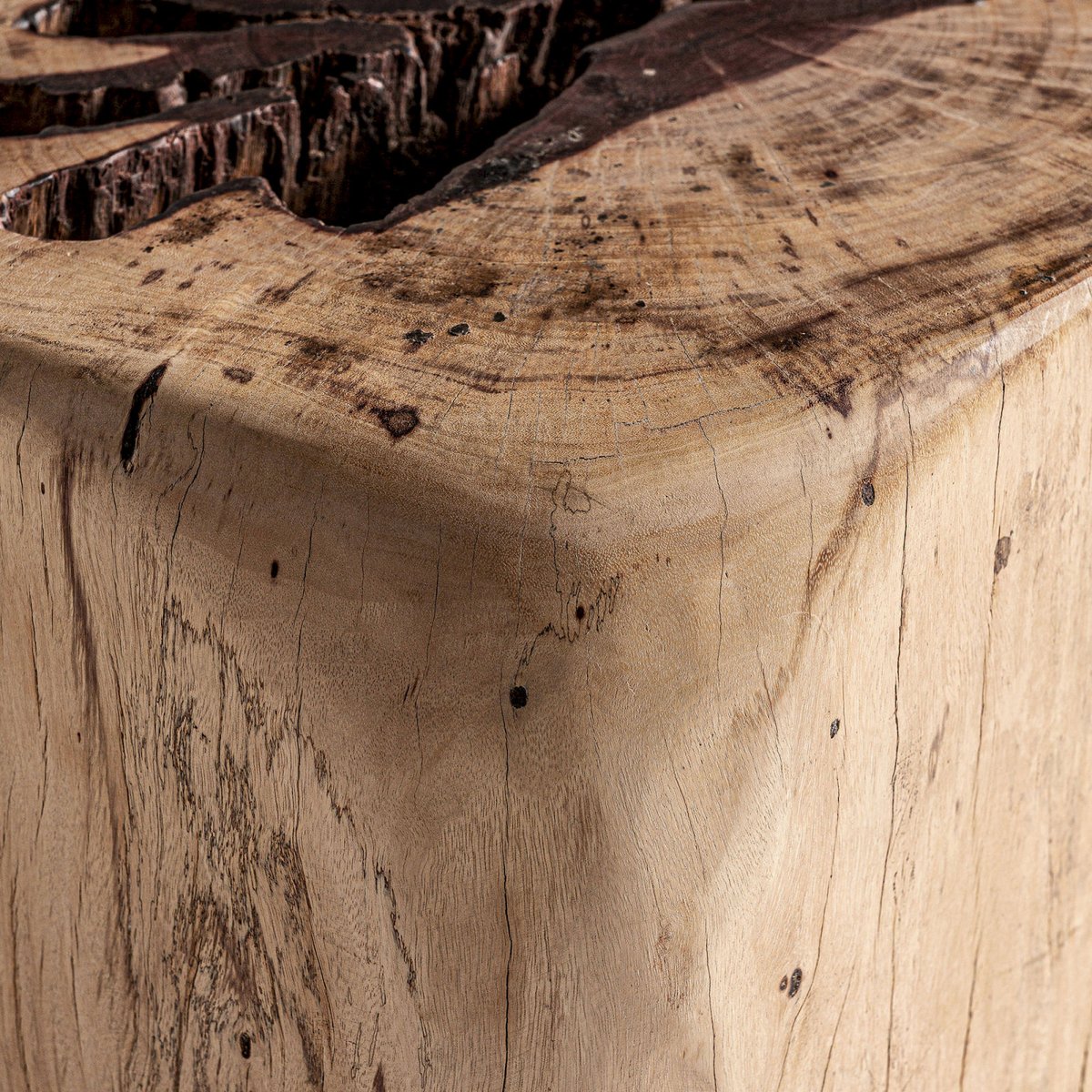 Mesa lateral Dharm, madeira tamarindo, 43x46 Bloco maciço de madeira clara com textura natural e bordas arredondadas