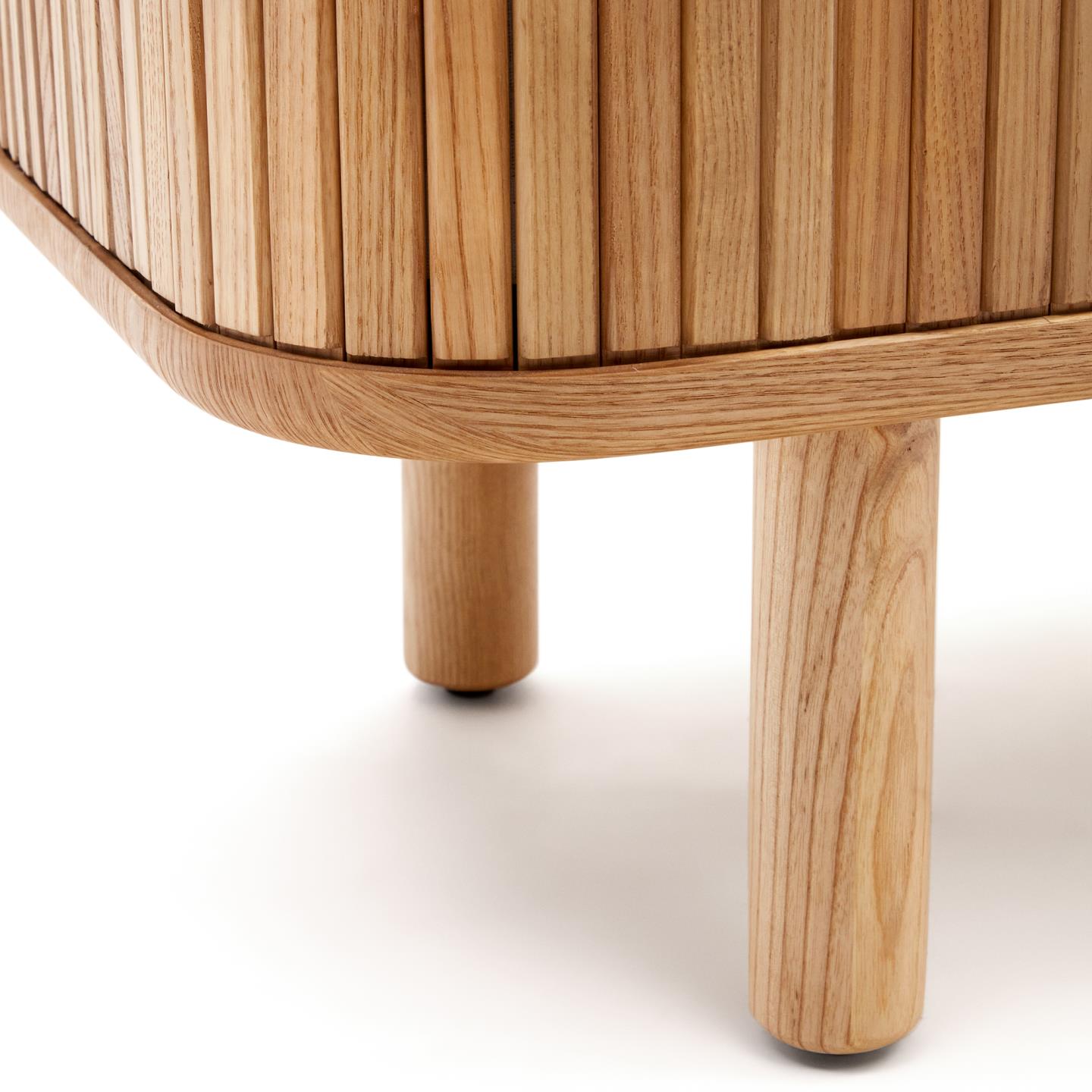 Aparador Malem, madeira de freixo, 110x160 Móvel de madeira clara com ripas verticais e pernas cilíndricas