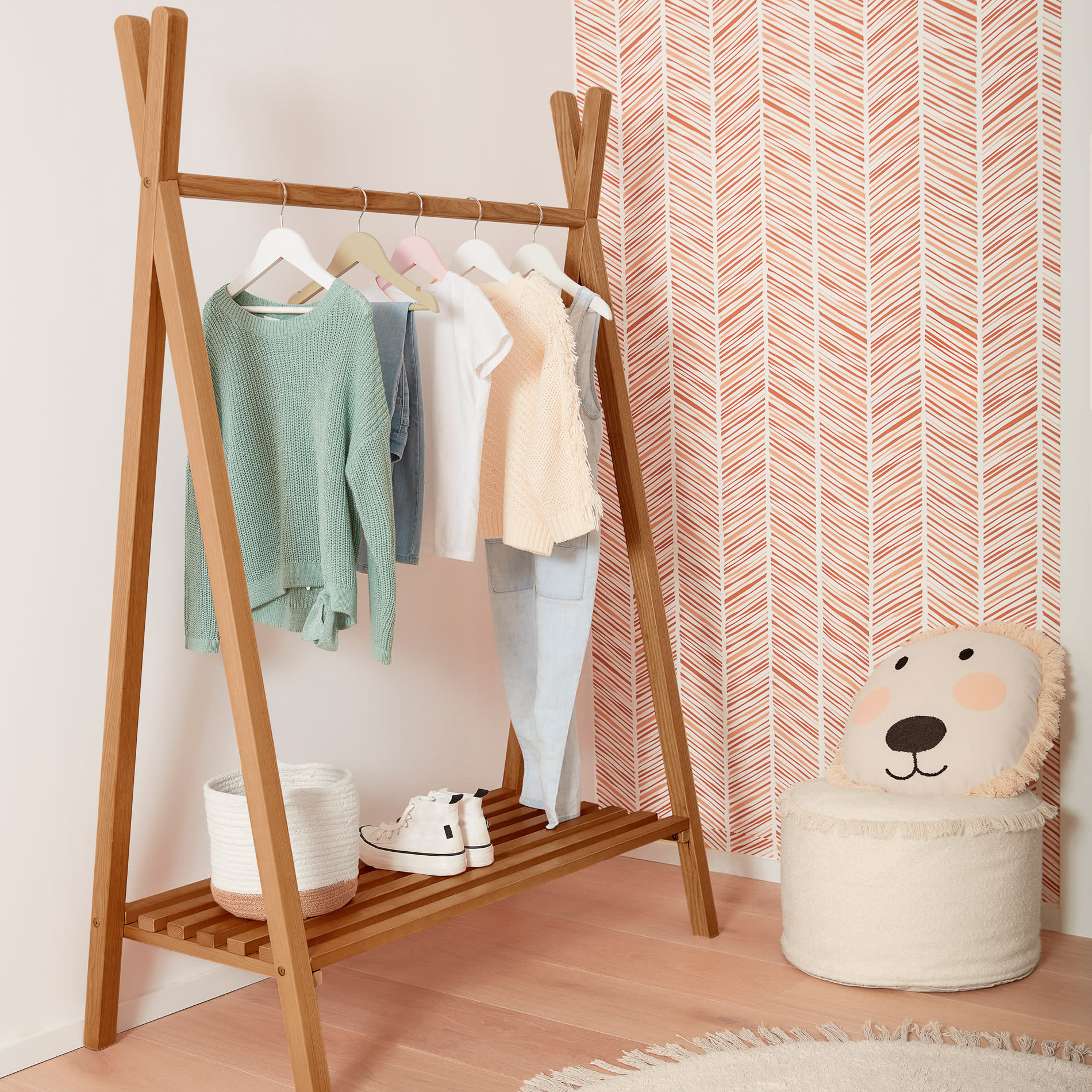 Suporte p/cabides Marila, madeira, 99x148 Arara de madeira com roupa pendurada, sapatos, cesto e cadeira com rosto de urso em quarto decorado