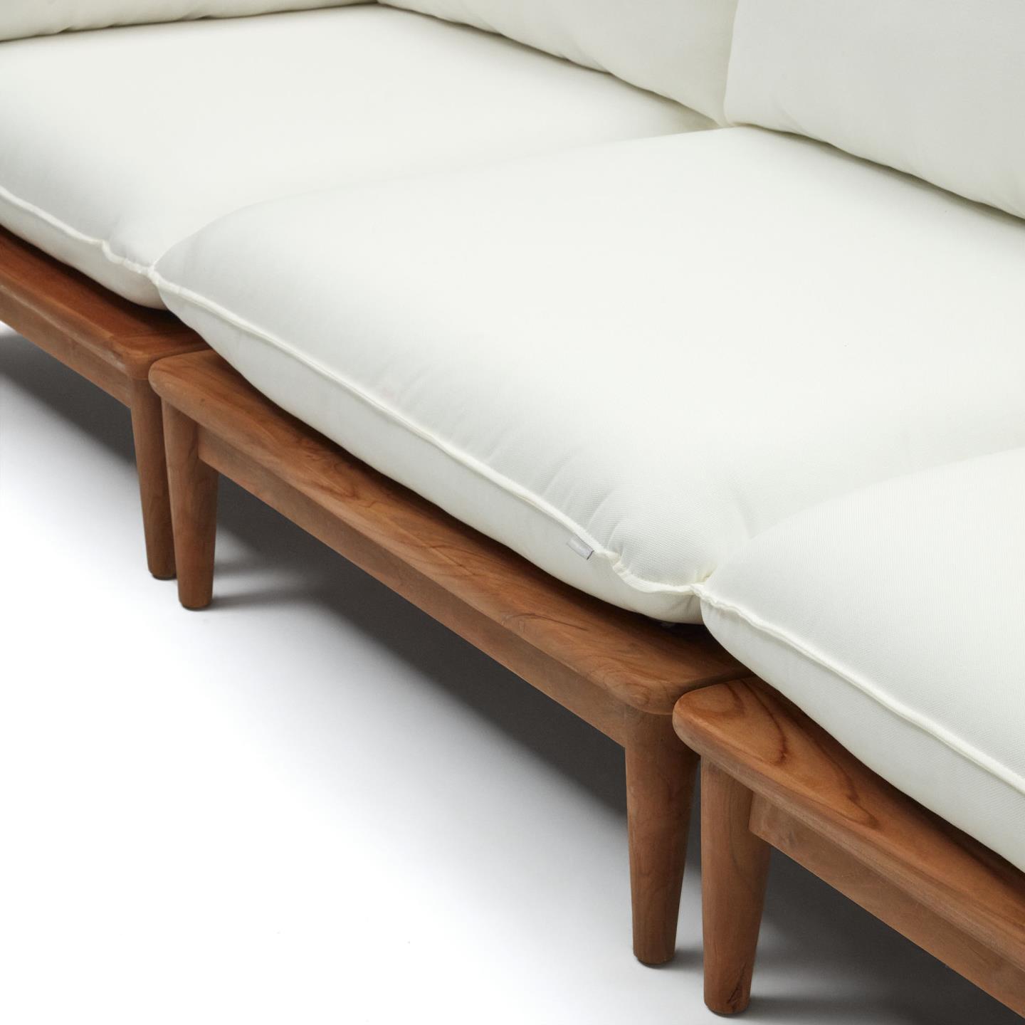 Conjunto Porto Rico, sofá 4 lugares, 2 mesas, madeira teca Sofá de madeira clara com almofadas brancas em tecido, pernas cónicas