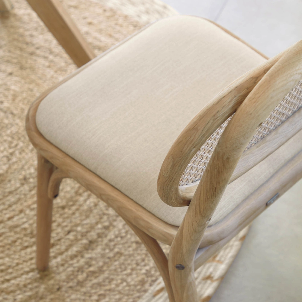 Cadeira com assento estofado bege em carvalho Doria Cadeira de madeira clara com assento estofado bege e encosto em palhinha