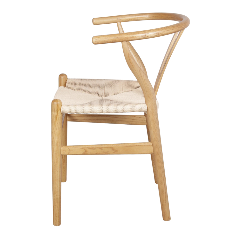 Cadeira Wishbone com braços em madeira olmo e corda natural Cadeira de madeira clara com assento em corda e encosto arredondado