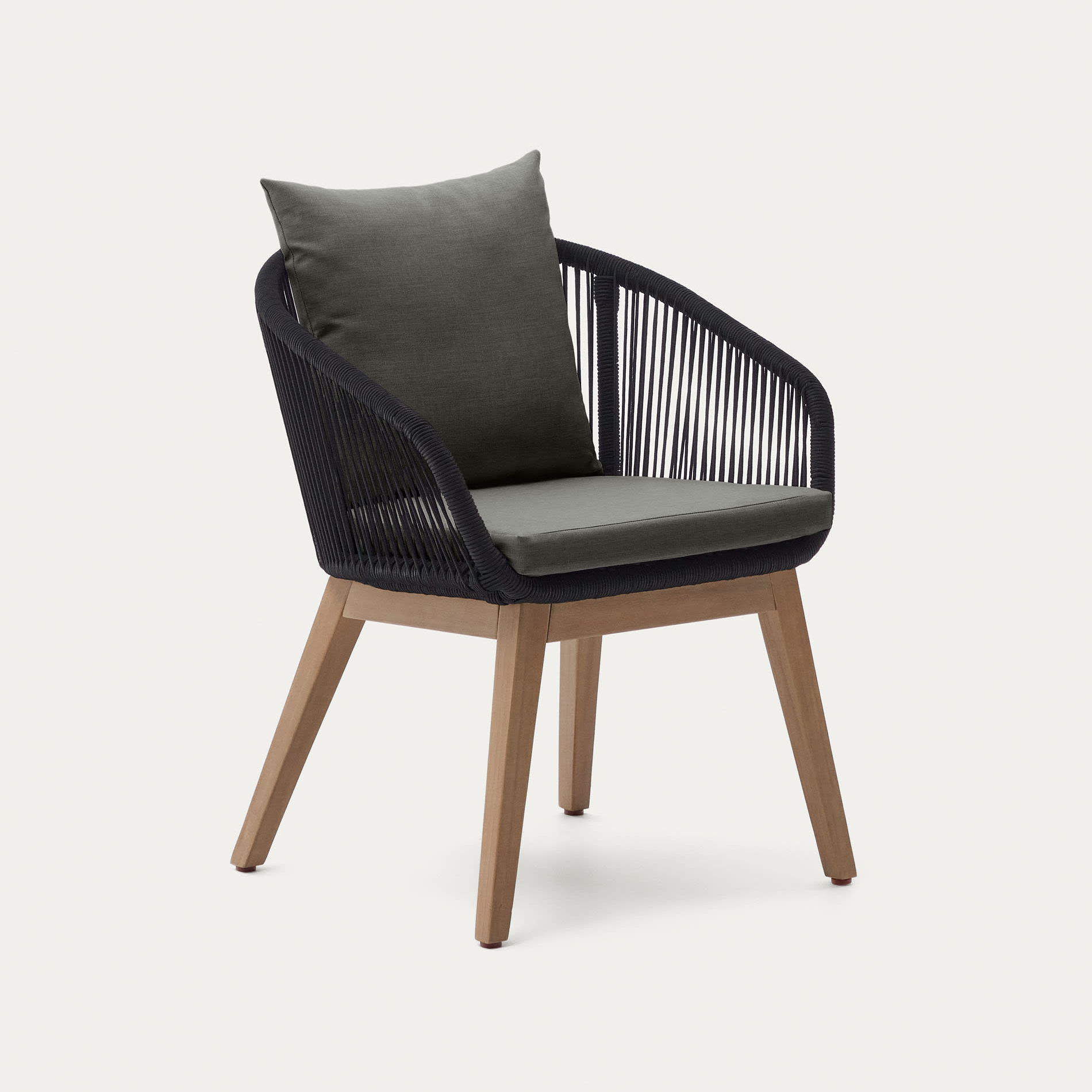 Cadeira Portale, exterior, madeira acácia Cadeira com almofada cinza e estrutura em madeira e corda preta.