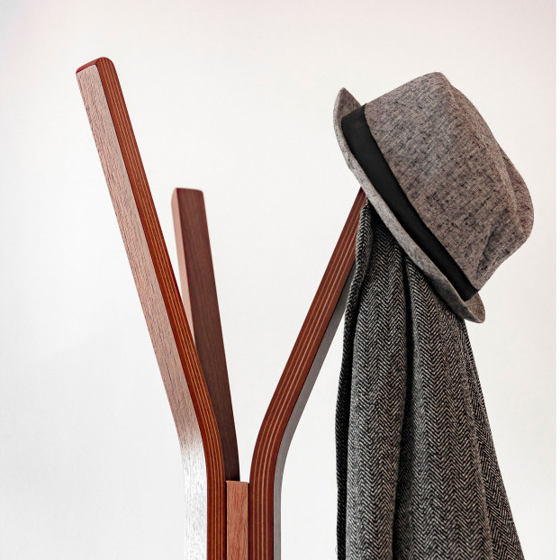 Cabide de pé Chelsi, nogueira, 170cm Cabide de chão de madeira com chapéu e casaco cinzentos pendurados