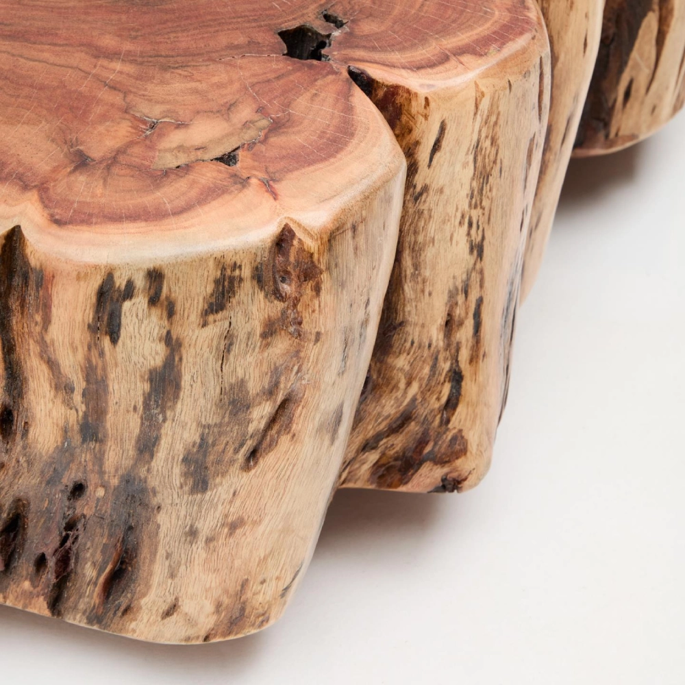 Mesa de centro madeira de acácia com rodas Nuvina Ø65 Mesa de centro em tronco de madeira com acabamento natural e textura rústica