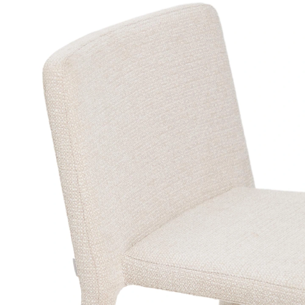 Cadeira empilhável madeira estofada chenille Lorani Cadeira bege com tecido texturizado e estofado