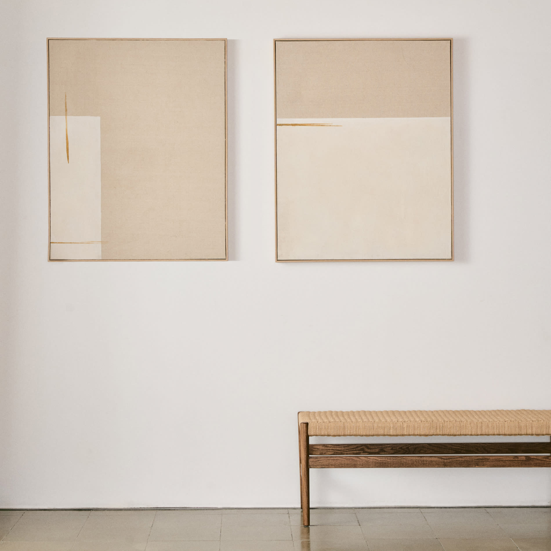 Quadro Savina, madeira/linho, bege, 80x100 Dois quadros abstratos em tons neutros e um banco de madeira com assento de corda trançada