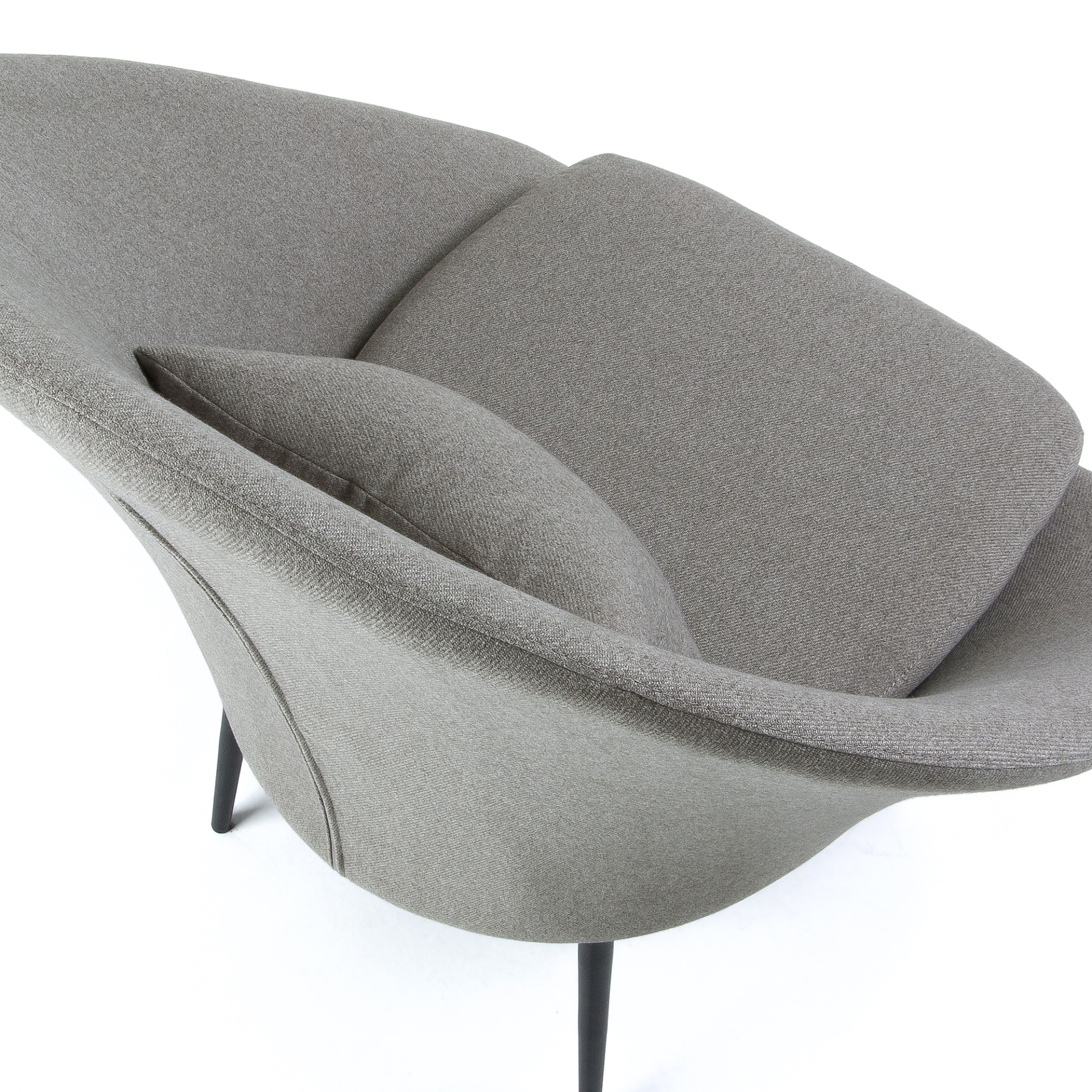 Poltrona Northdam, estofado, cinza Poltrona cinzenta moderna com almofadas e pernas pretas