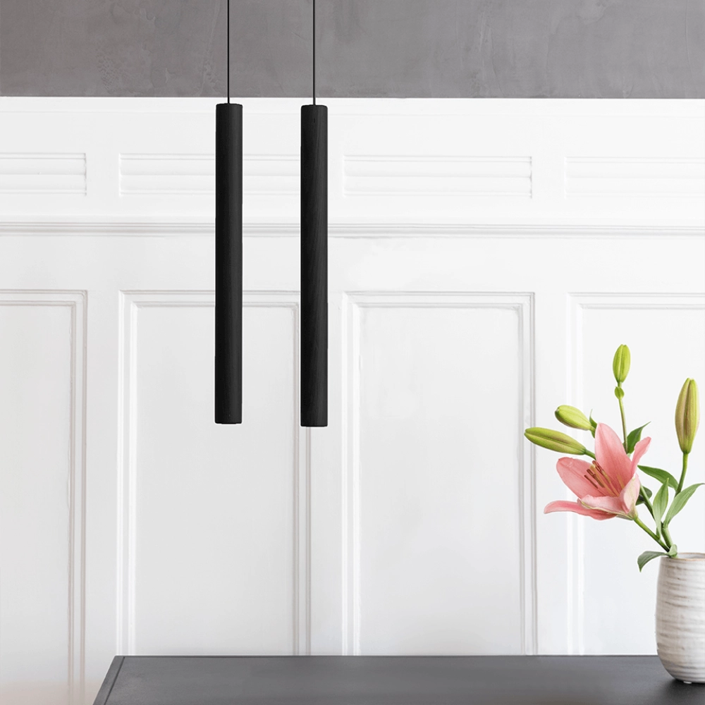 Candeeiro de Teto Chimes Tall em Madeira de Carvalho – 44 cm Luminárias pretas penduradas, mesa cinza e vaso com lírios cor-de-rosa