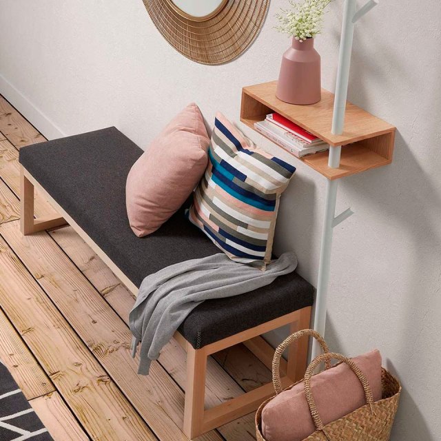 Cabide Ben, c/estante, madeira/metal, 40x175 Banco de madeira com assento preto e almofadas decorativas em ambiente interior