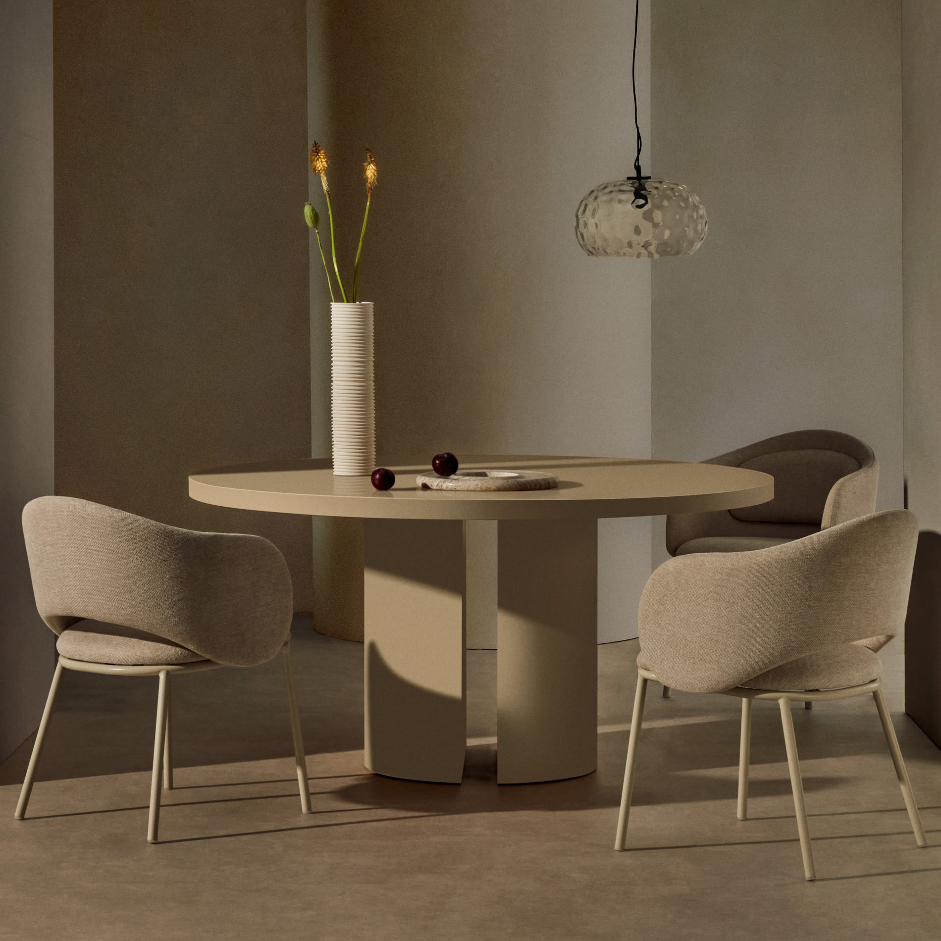 Mesa redonda Nely, MDF, branco, Ø150X75 Mesa redonda bege com três cadeiras estofadas bege e vaso decorativo em ambiente minimalista