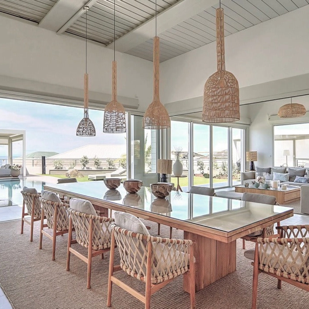 Candeeiro de Teto em Rattan Umut Ø35x114 Sala de jantar com mesa de madeira e cadeiras trançadas sob luzes pendentes naturais