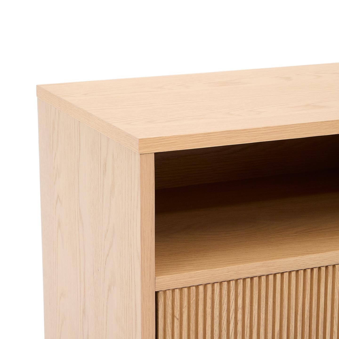 Mesa de cabeceira Helvi, madeira carvalho, 60x52 Móvel em madeira clara com prateleira aberta e porta com ranhuras