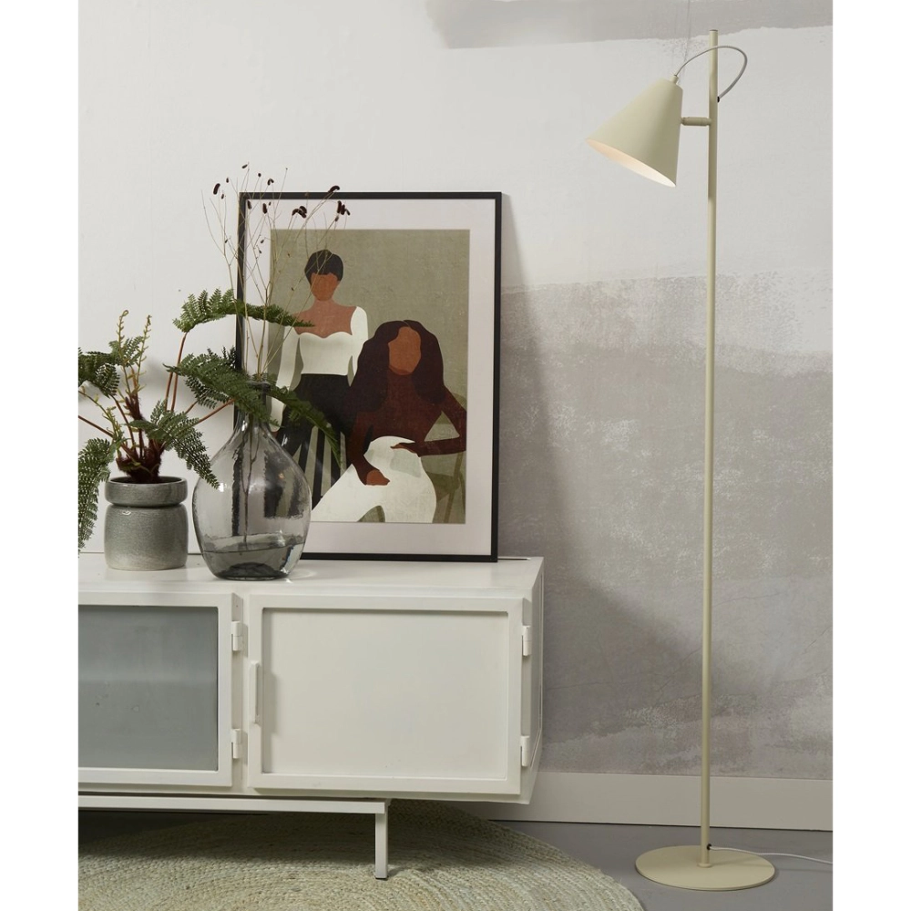 Candeeiro de Pé Articulado em Metal Lisbon Lâmpada de pé creme ao lado de móvel branco com plantas e quadro com ilustração