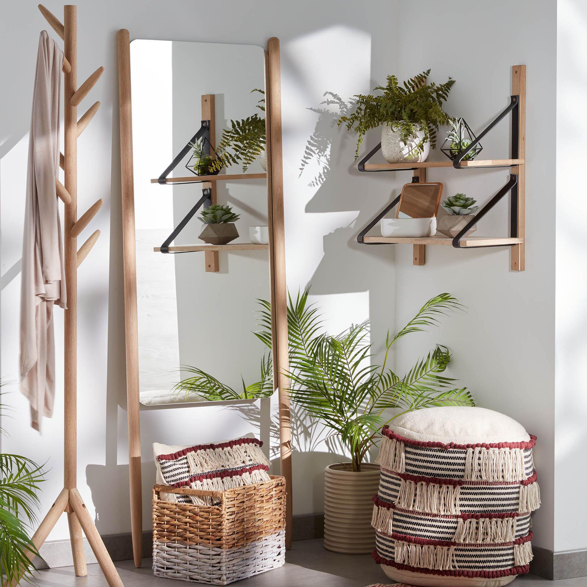 Cabide de pé Nattan, madeira bétula, 163cm Espaço interior com móveis e decoração em madeira clara, plantas e têxteis trançados.