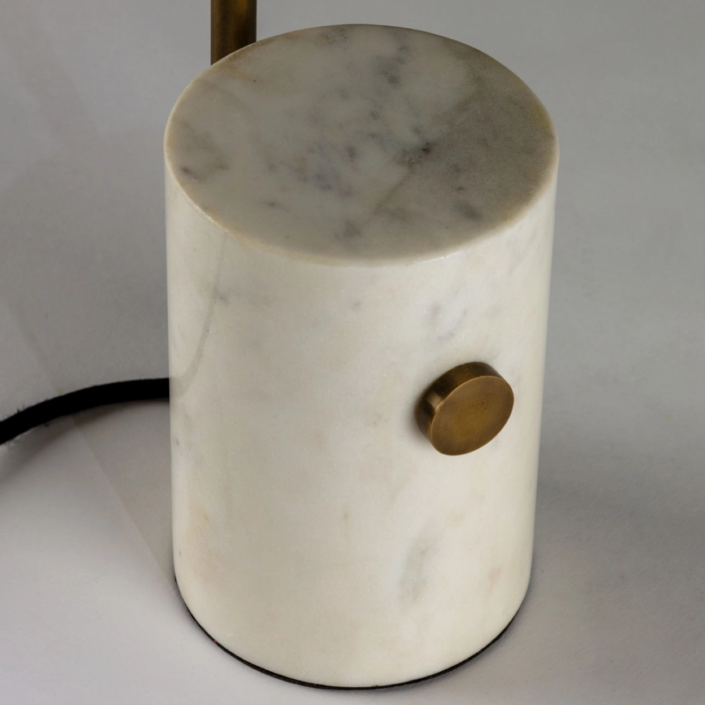 Candeeiro de Mesa em Mármore Phanton Cilindro de mármore branco com botão dourado e cabo preto