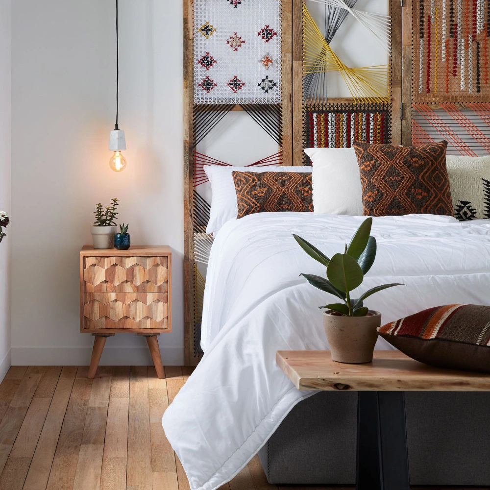 Candeeiro de Teto em Mármore Branco Brio Ø9x10 Quarto moderno com cama branca, almofadas castanhas, mesa de cabeceira em madeira e lâmpada suspensa