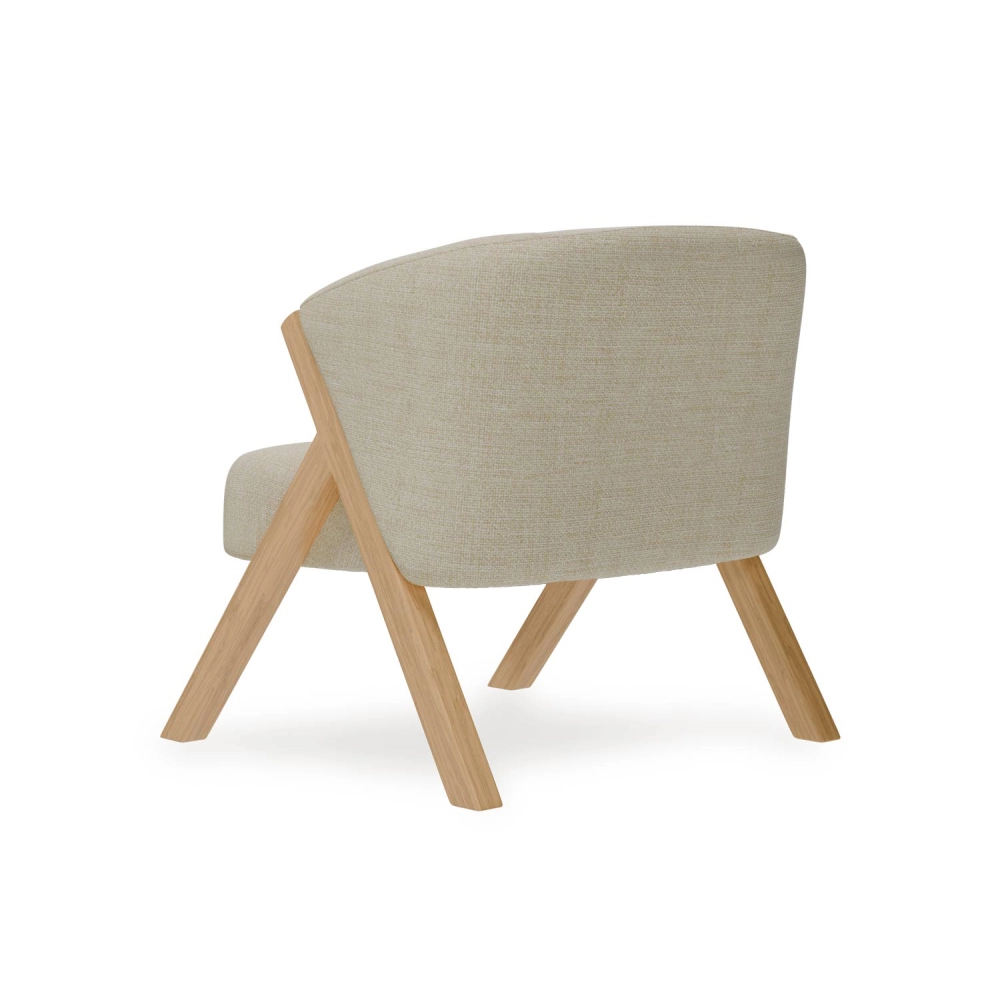 Cadeirão com braços madeira estofado Sintra Cadeira estofada bege com pernas em madeira clara