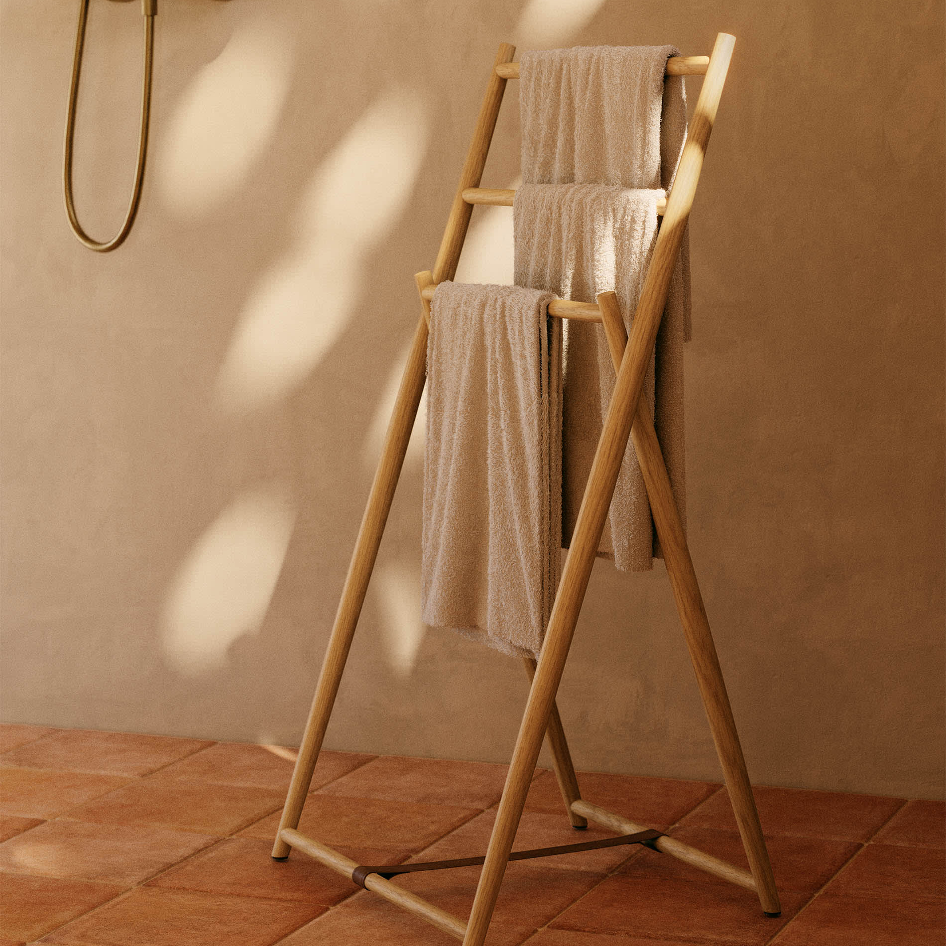 Toalheiro Roxa, madeira teca, 50x96 Suporte de madeira para toalhas com toalhas cor bege em chão de azulejos terracota