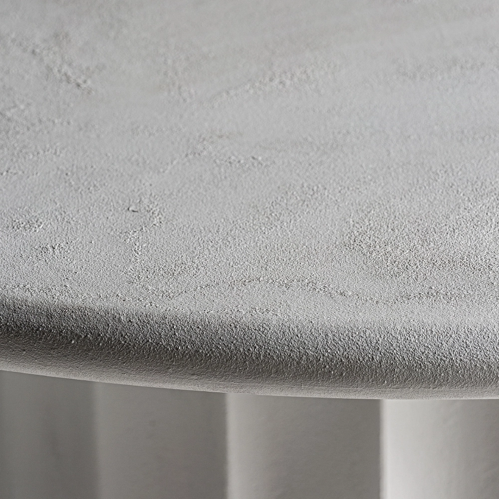 Mesa de jantar em madeira e resina branca Mulcey Ø120x77 Superfície e borda arredondada de mesa branca com textura rugosa.