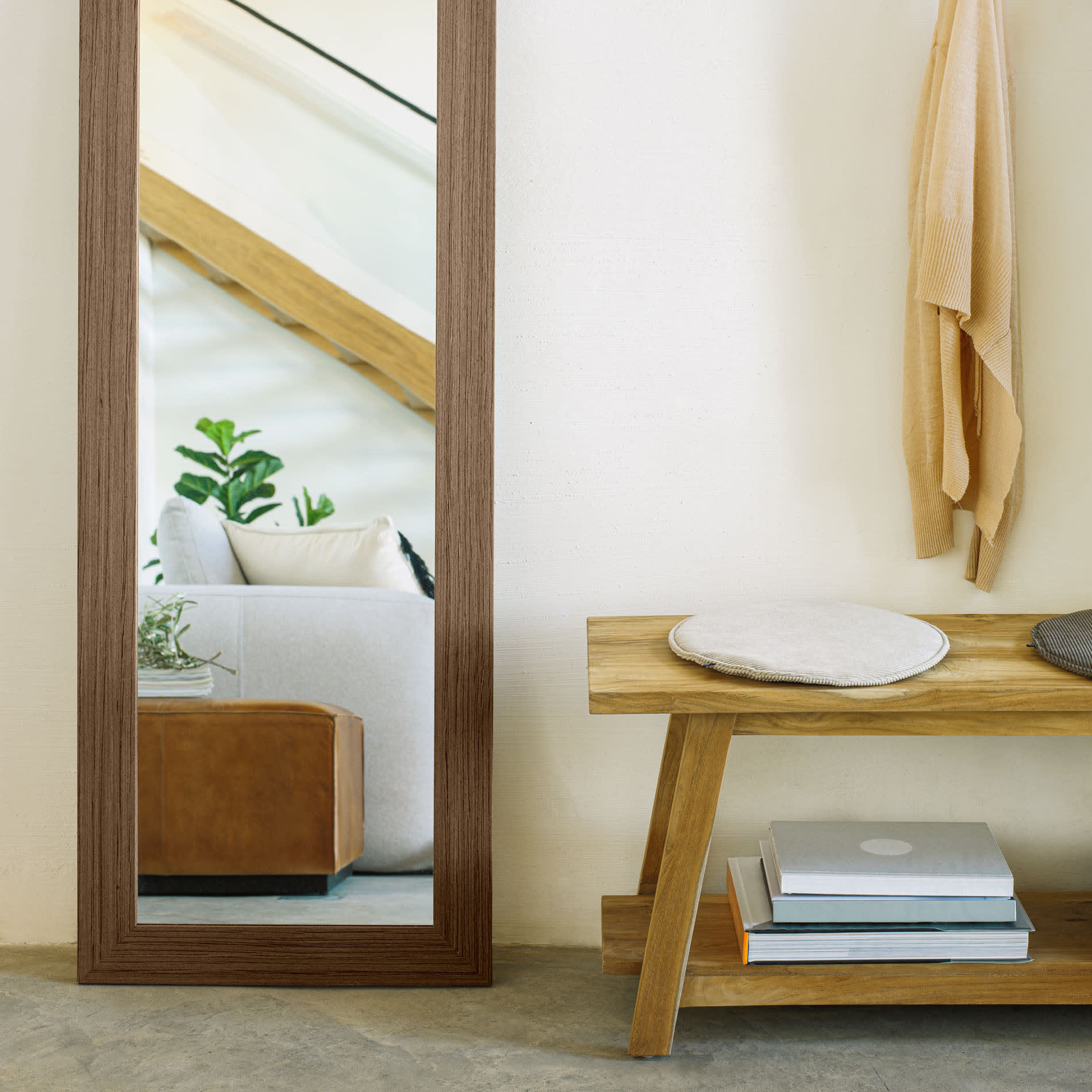 Banco Sifara, madeira teca reciclada, 150x46 Espelho de madeira castanha reto encostado na parede junto a banco de madeira com almofadas e livros