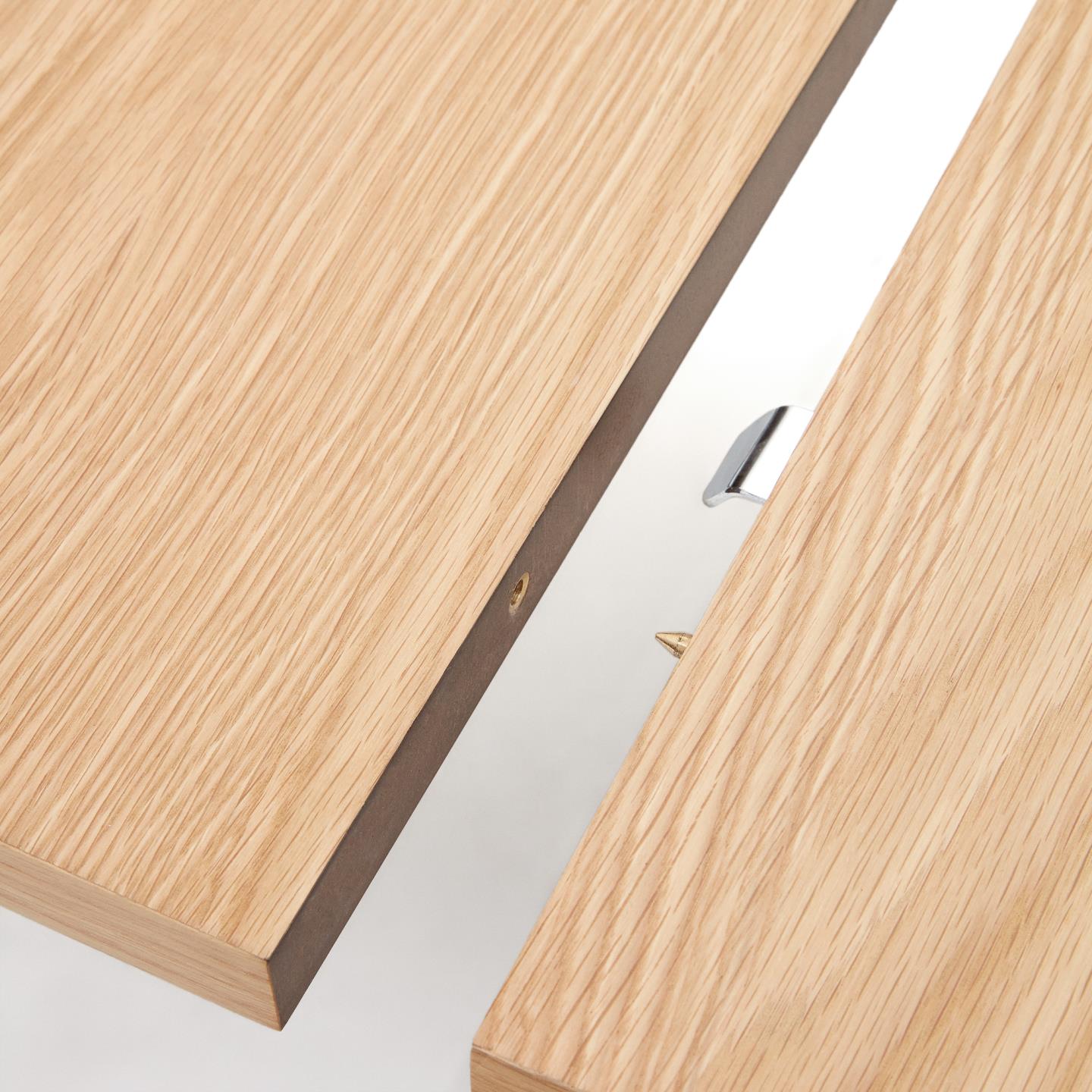 Mesa extensível Montiri, carvalho/metal, Ø120(200)x90 Tábuas de madeira clara com fechadura metálica em fundo branco