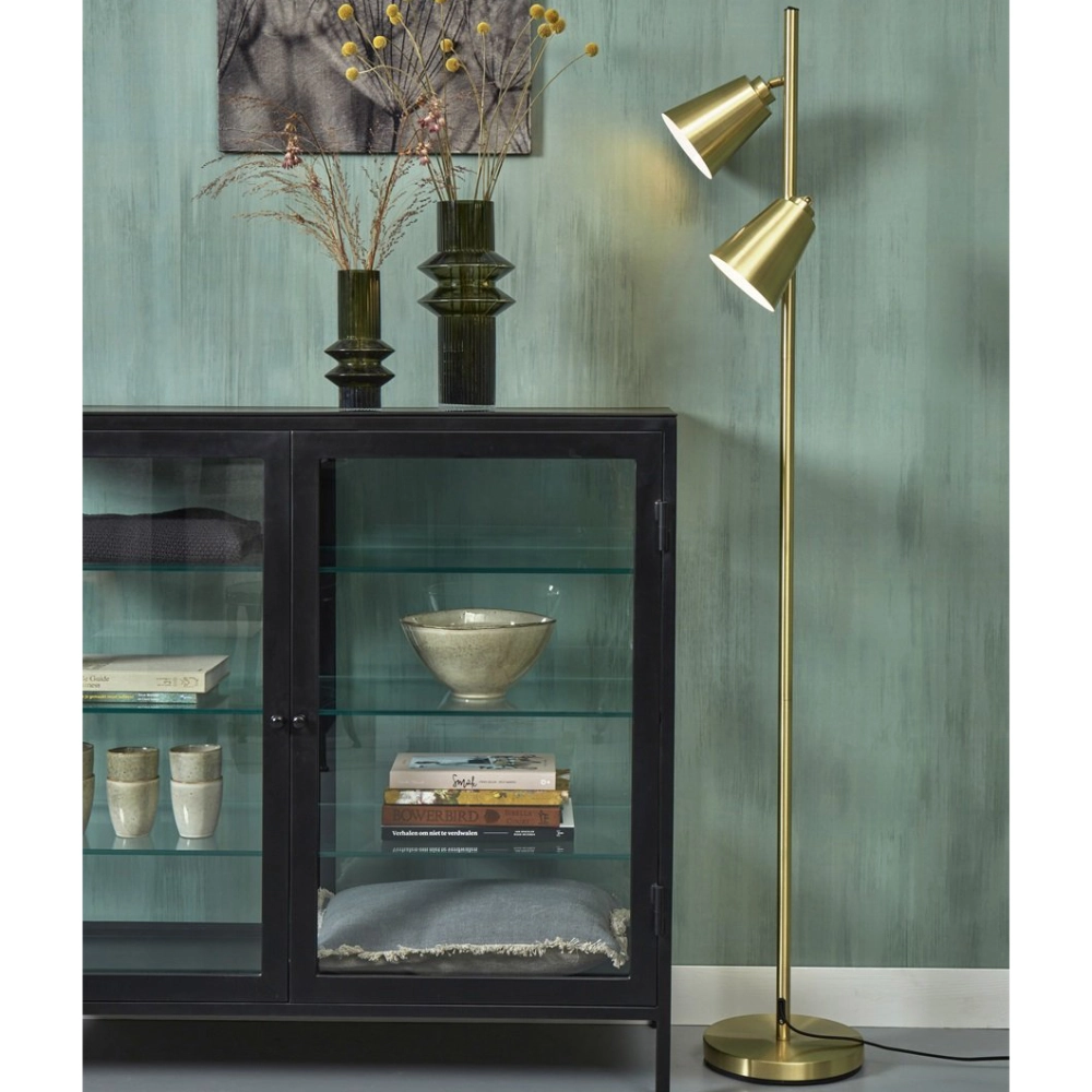 Candeeiro de Pé em Metal com Dois Focos Giratórios Bremen Móvel preto com portas de vidro e decoração, candeeiro de pé dourado com duas lâmpadas