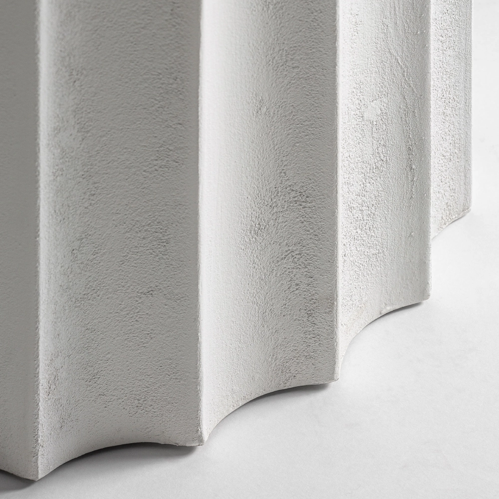 Mesa de jantar em madeira e resina branca Mulcey Ø120x77 Cortina branca com textura rugosa e base ondulada