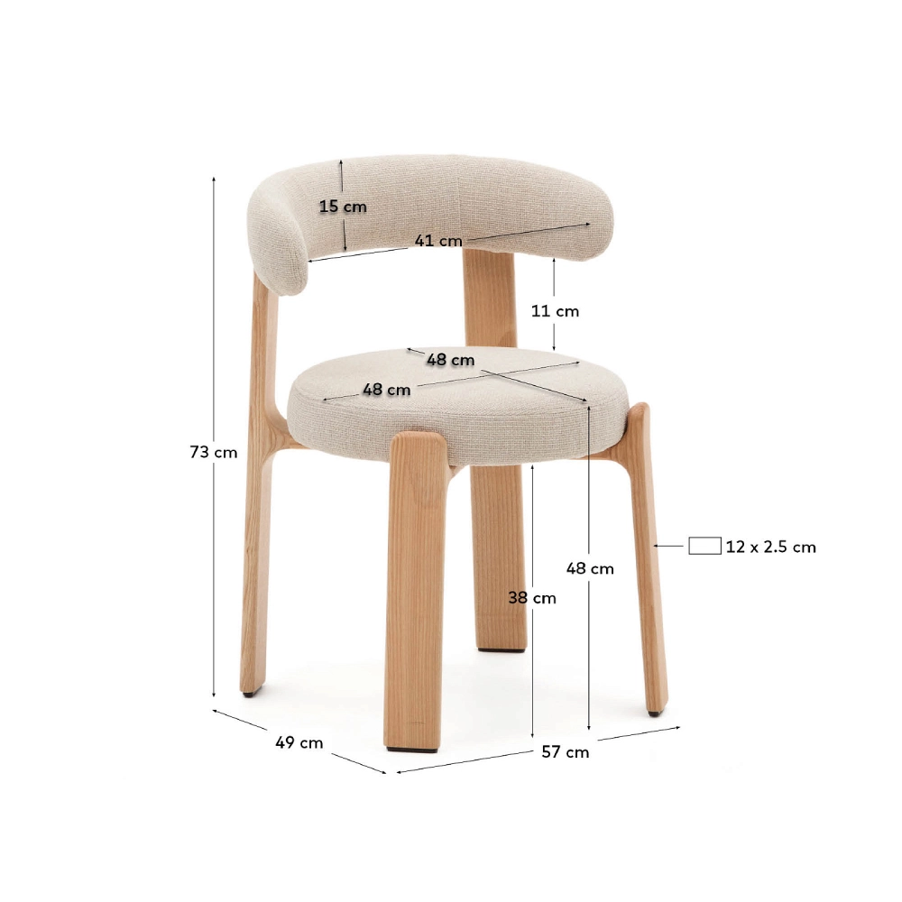 Cadeira em madeira de freixo estofada chenille Grani Cadeira estofada creme com estrutura em madeira clara e medidas em centímetros