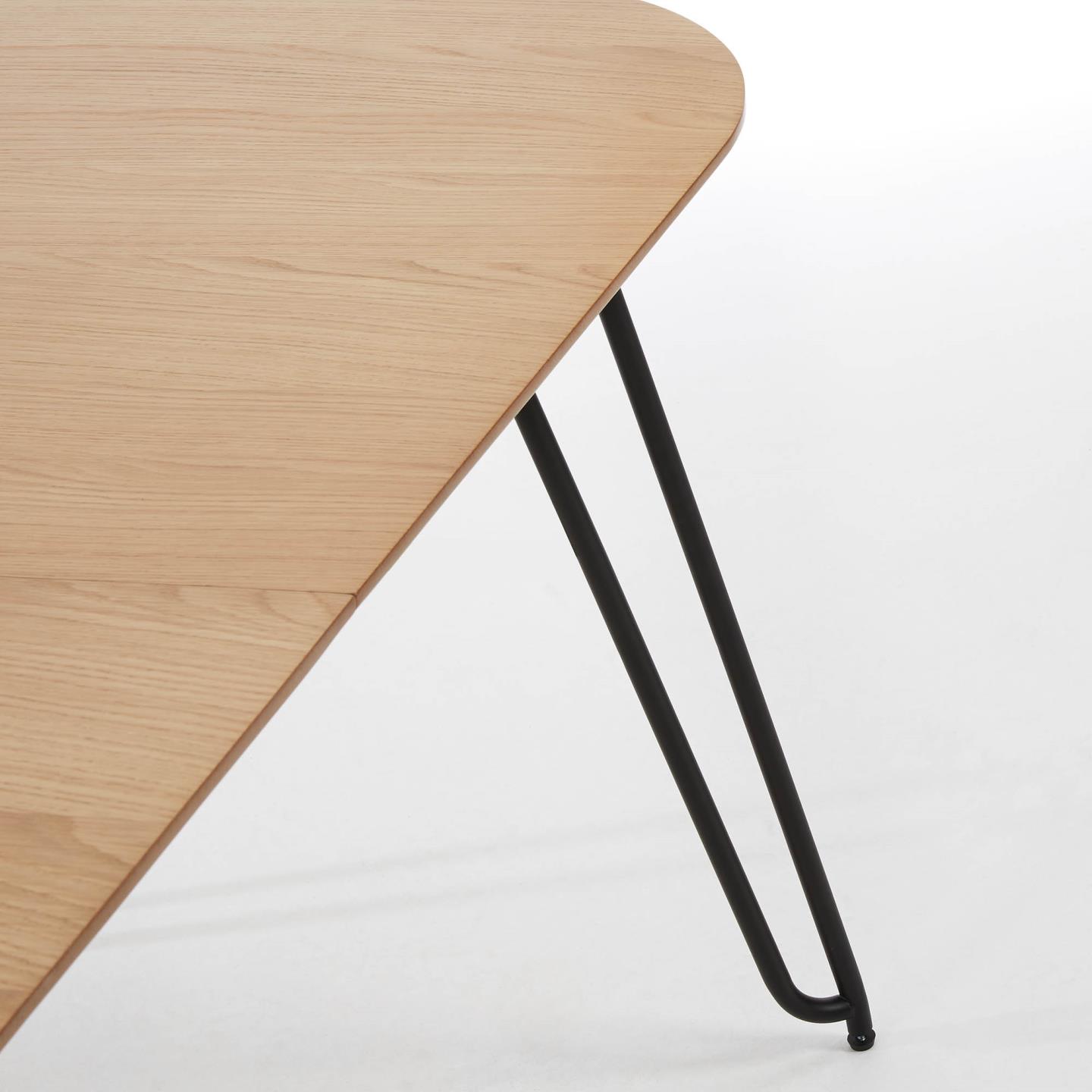 Mesa extensível Novic, carvalho/metal, 140(220)x90 Tampo de mesa de madeira clara e pernas pretas de metal.