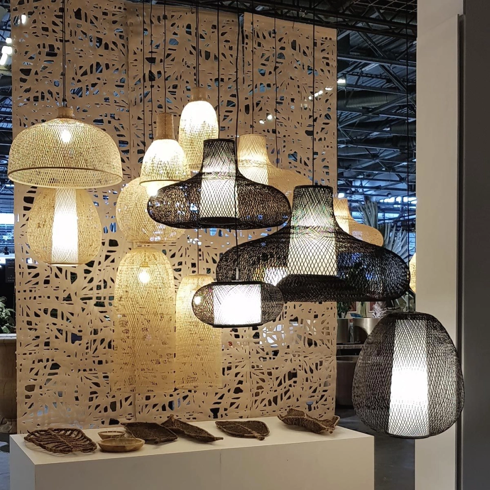 Candeeiro de Teto em Bambu Cap Large Ø48x110 Candeeiros suspensos em metal de rede preto e branco em showroom