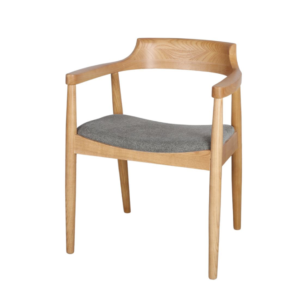 Cadeira estofada cinza com braços em madeira Amanda Cadeira de madeira clara com assento cinza estofado