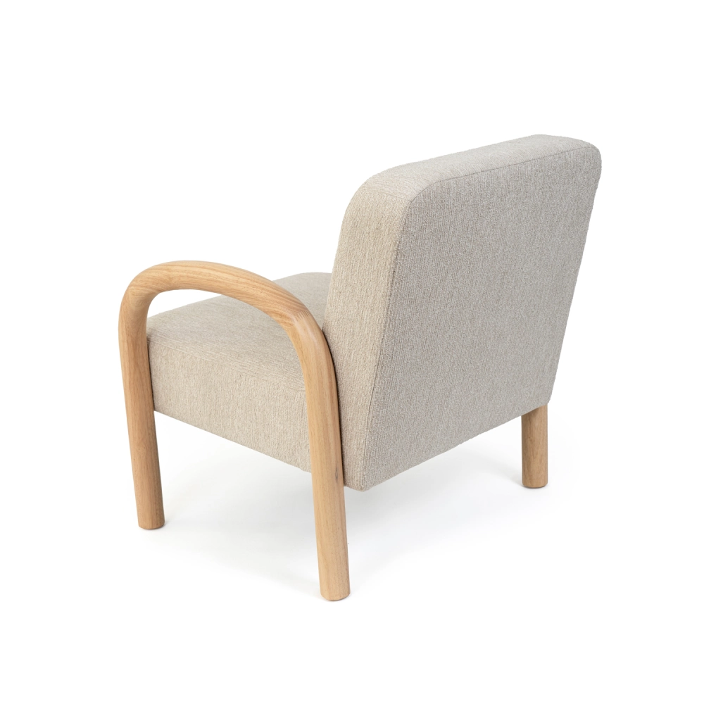 Cadeirão com braços madeira estofado Dorothy Cadeira estofada cinza claro com pernas de madeira curva