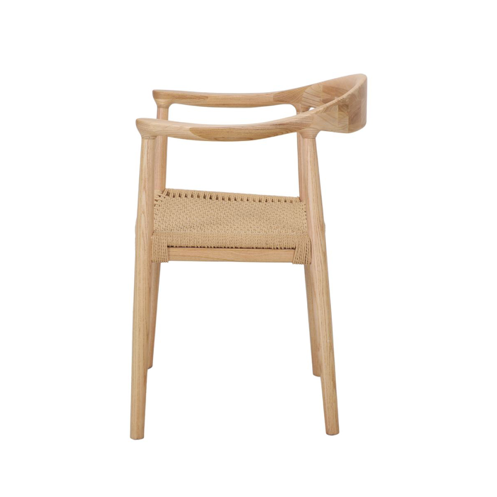 Cadeira com braços em madeira e corda natural Cassia Cadeira de madeira clara com assento em tecido trançado bege