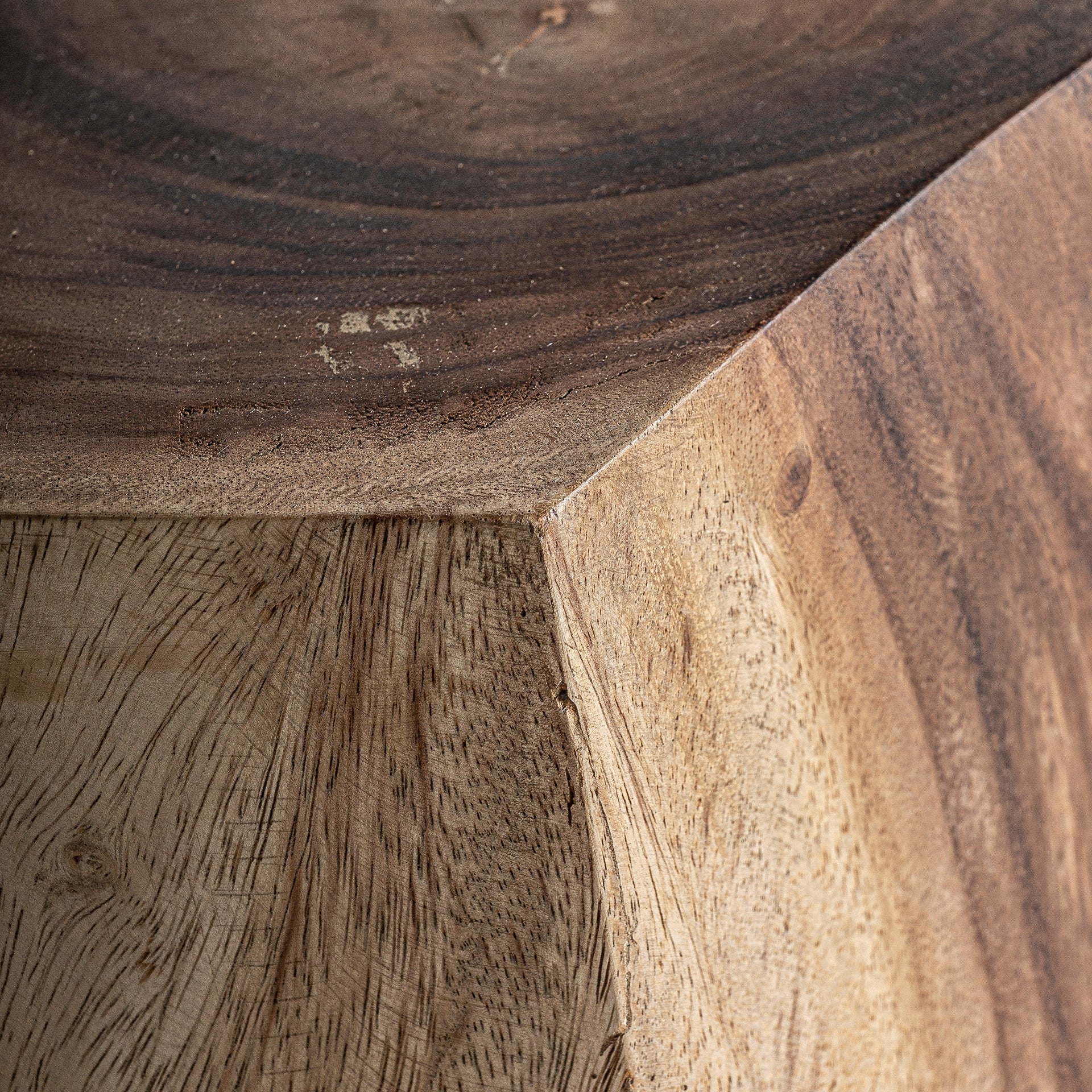 Mesa lateral Rimini, madeira suar, 28x40 Prato decorativo de madeira com textura natural e design facetado em tons marrons