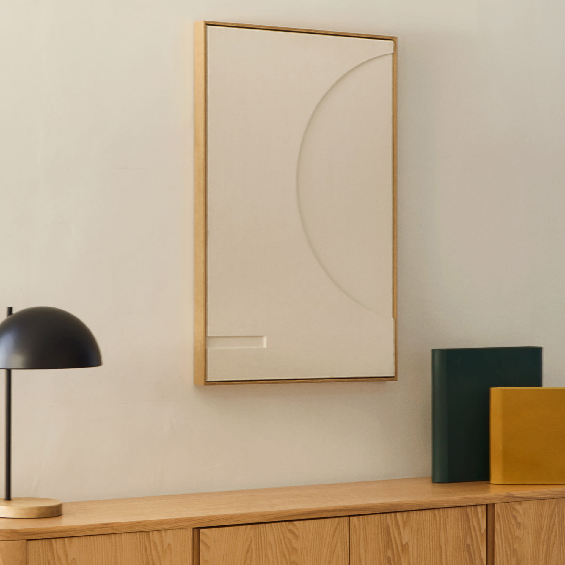 Quadro Siferes, geométrico, linho, branco, 60x90 quadro abstrato branco com moldura de madeira, lâmpada de mesa preta e decoração sobre móvel de madeira