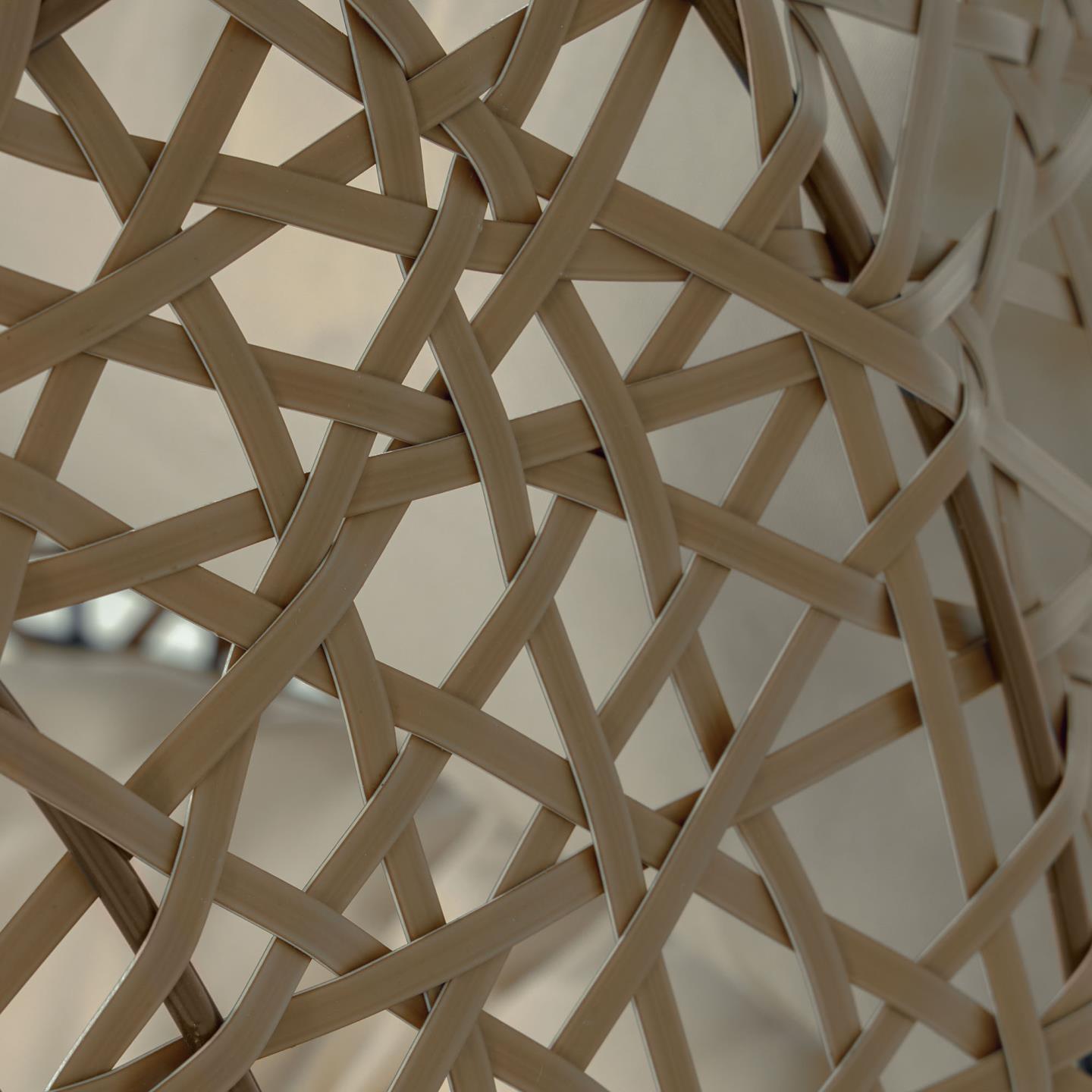 Cadeira suspensa Flora, rattan sintético, castanho Estrutura entrelaçada de tiras bege feita de material natural