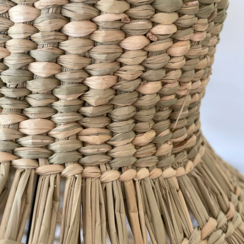 Candeeiro de Teto em Seagrass Rami Ø50x56 Vaso de palha trançada com franjas em fundo branco