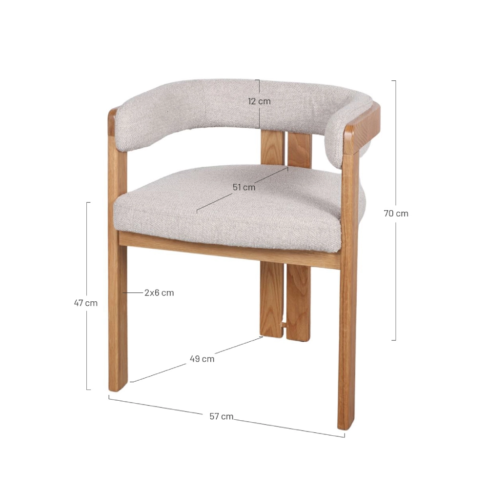 Cadeira com braços carvalho estofada bege Batista Cadeira em madeira clara com assento e encosto estofados em tecido cinza claro com várias medidas visíveis.