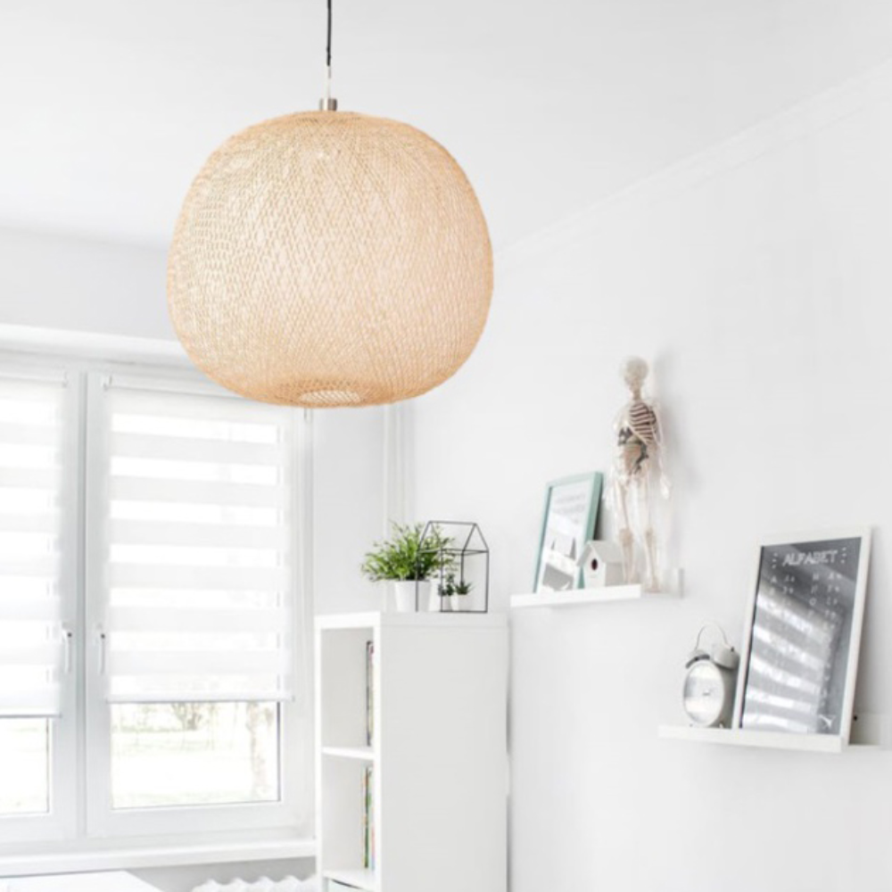 Candeeiro de teto Plum em Bambu Natural Lustre pendente de material natural bege claro em sala branca