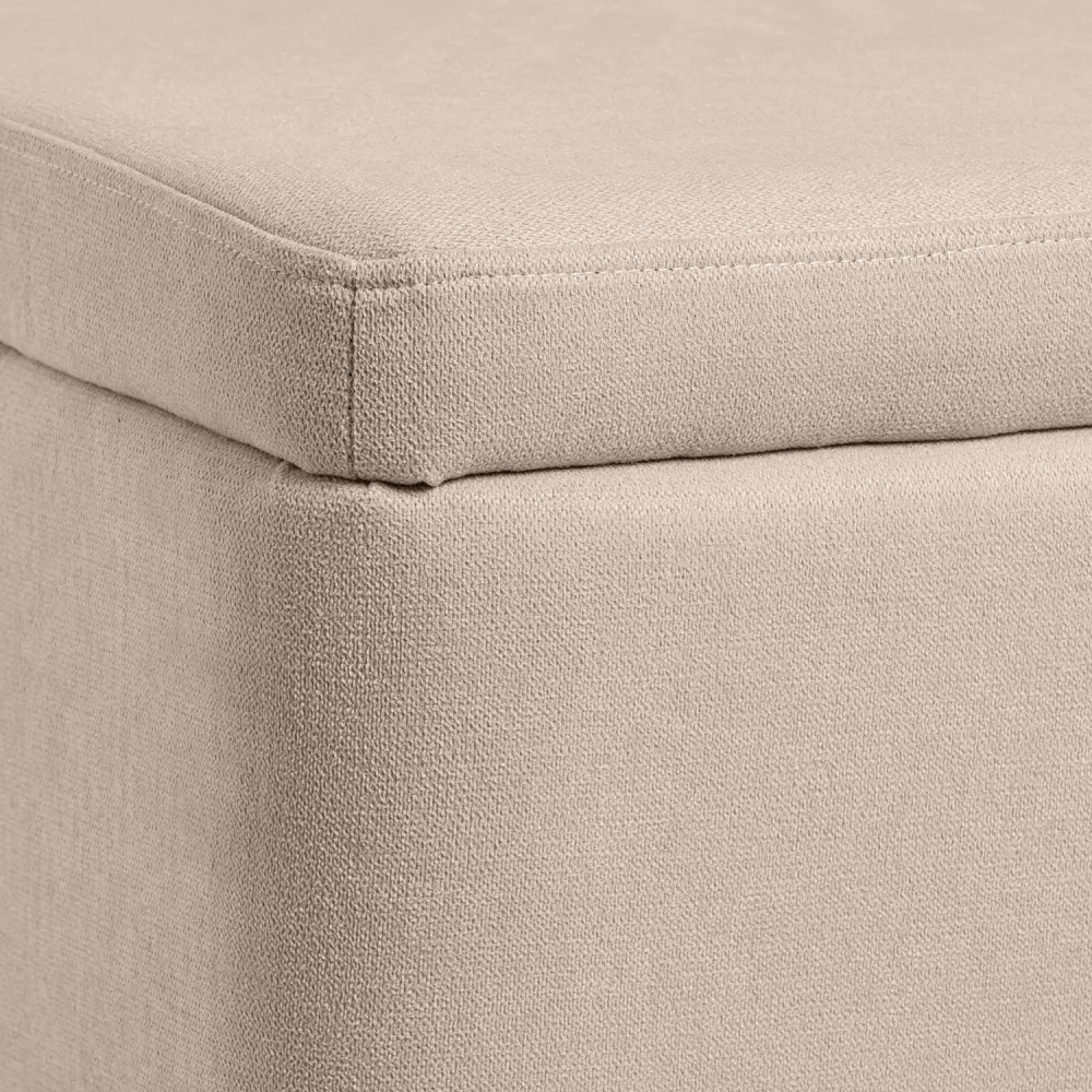 Banco com arrumação em madeira estofado Zurique Pufe quadrado estofado em tecido bege com textura rugosa.