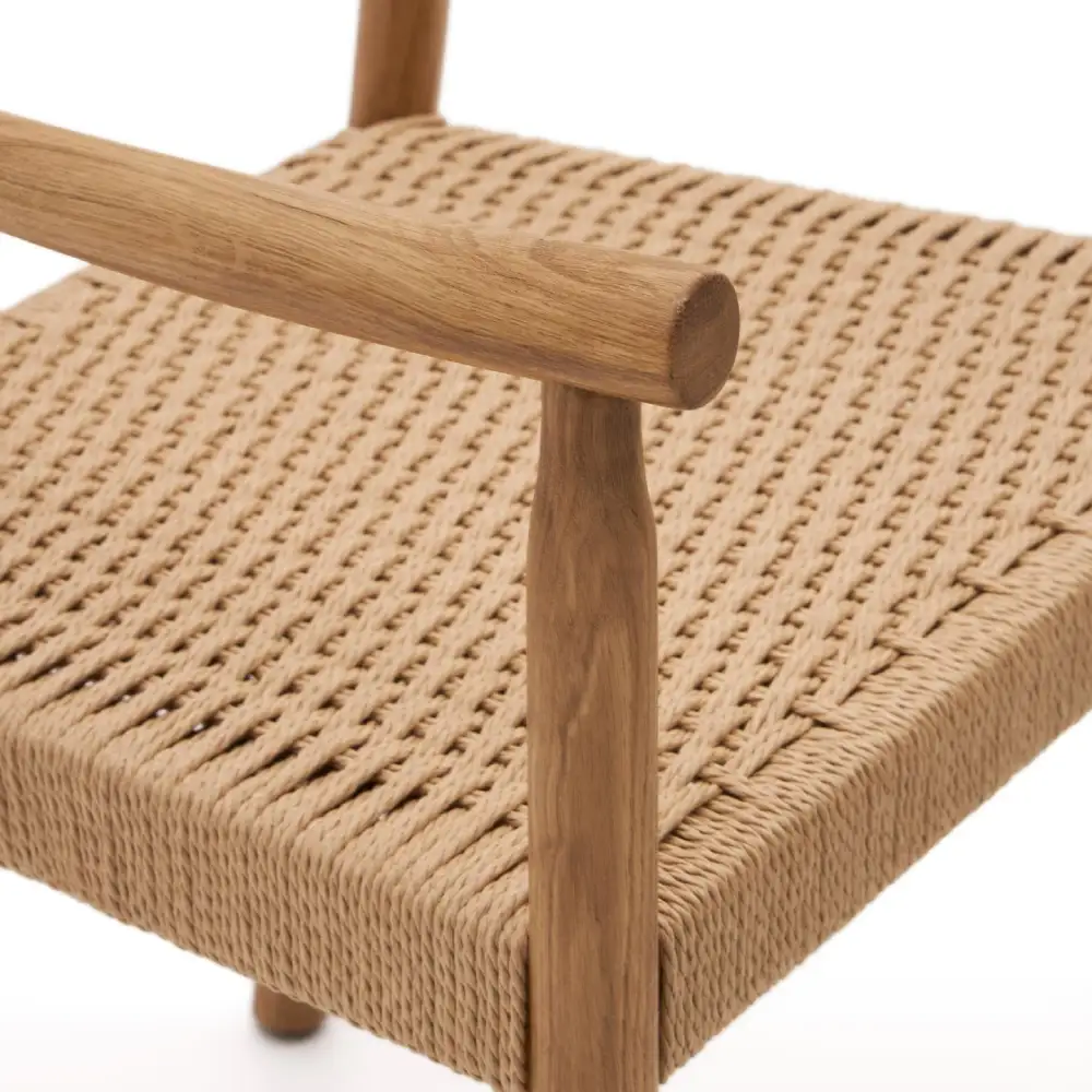 Cadeira com braços em madeira carvalho Yalin Cadeira de madeira clara com assento trançado em corda bege