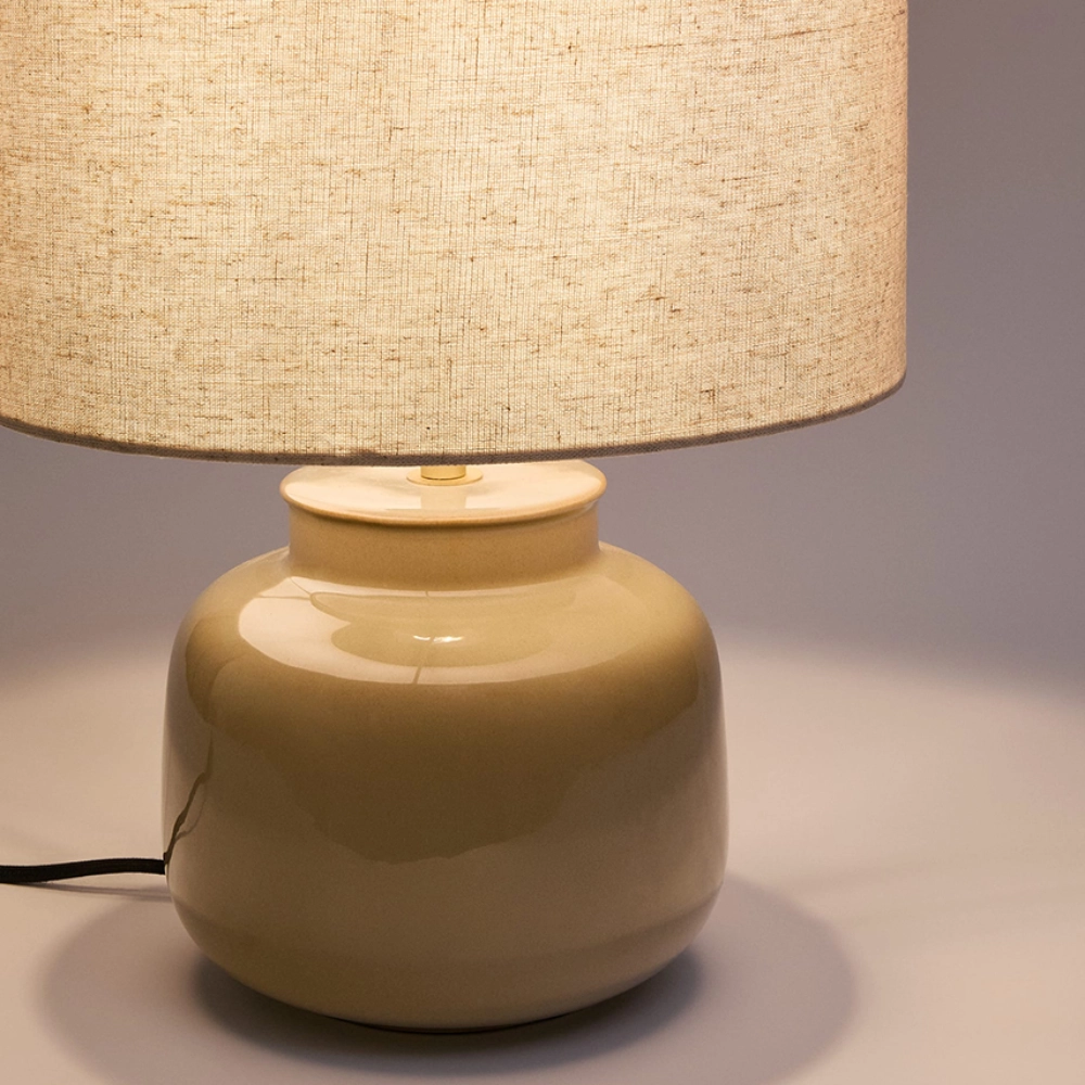 Candeeiro de Mesa em Cerâmica e Linho Bege Taia Candeeiro de mesa com base bege e abaçadeira creme texturizada