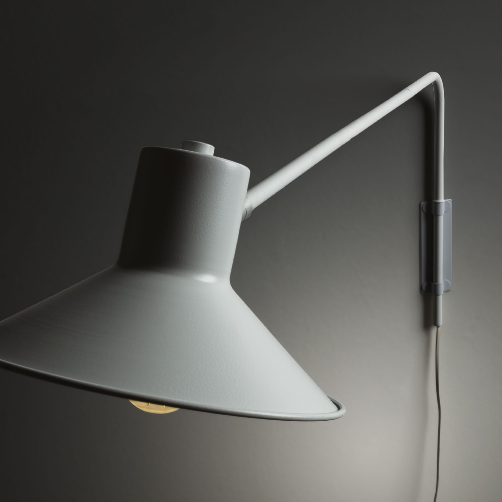 Aplique de Parede Giratório em Metal Arias Candeeiro de parede branco com braço longo e abajur cónico montado numa parede cinza claro