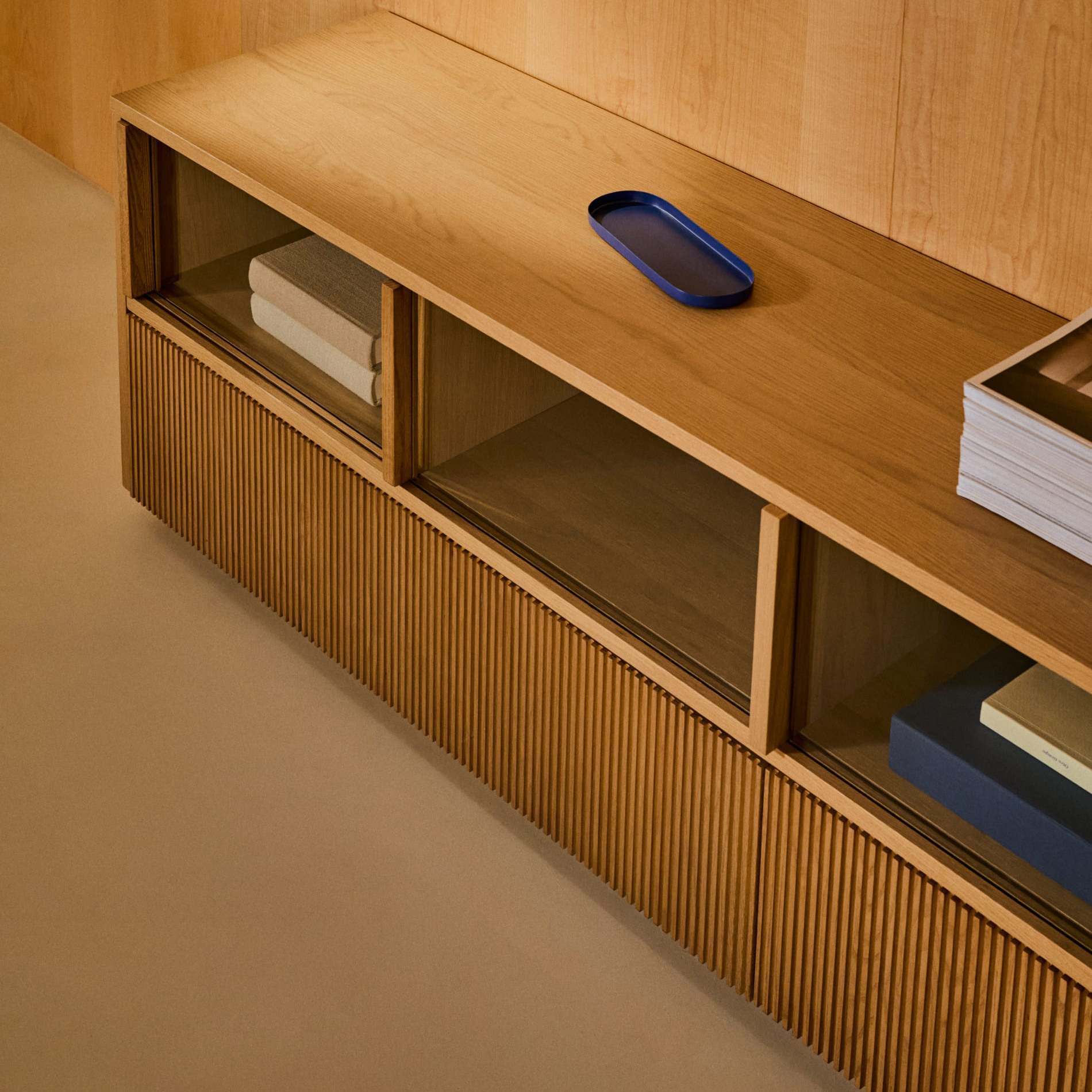 Móvel TV Helvi, madeira carvalho/vidro, 200x54 Móvel em madeira clara com portas de vidro e tabuleiro azul em cima