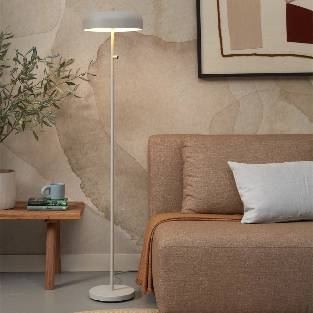 Candeeiro de Pé em Metal Porto Candeeiro de pé branco ao lado de sofá castanho e mesa em ambiente interior decorado