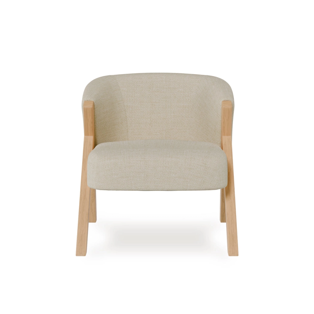 Cadeirão com braços madeira estofado Sintra Poltrona em tecido bege claro com estrutura de madeira clara